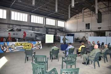 El alcalde de Telde visita Gando para conocer los entrenamientos del Ocean Sky 2020/TA